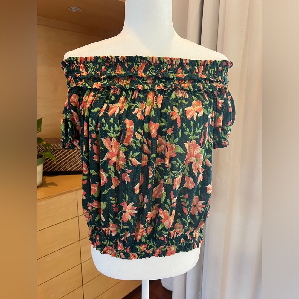 Free People off the shoulder top. Size large. Versatile, lightweight and pretty